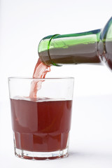 botella vertiendo vino tinto sobre un chato