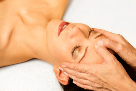 Gesichtsmassage einer h&uuml;bschen Frau