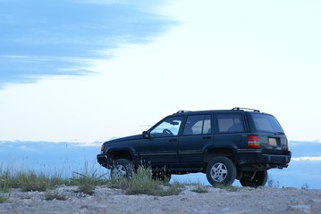 Obraz na płótnie Canvas Four wheel drive vehicle sitting in a remote desert location.