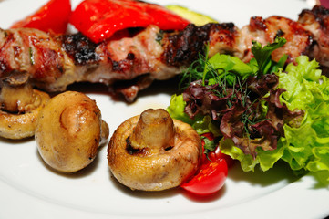 Grilled beef with vegetables and mushrooms