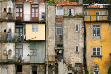 Fototapeta na wymiar Old houses in the city of Porto