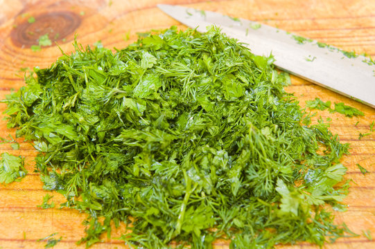 A mixture of freshly cut dill and chevril