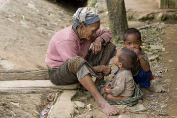 Asien, alte Frau mit Enkelkinder