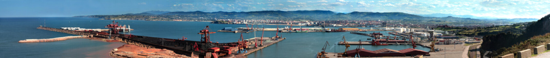 Vista panoramica del puerto de Gijón