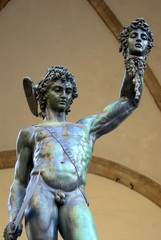 Firenze, loggia dei Lanzi: il Perseo e la Medusa 2