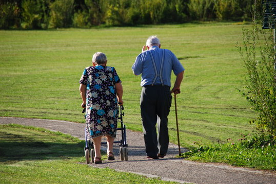promenade de deux personnes ag&eacute;es