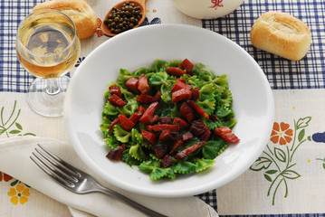 Farfalle agli spinaci e prosciutto crudo - Primi