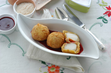Gelato fritto su salsa di lamponi
