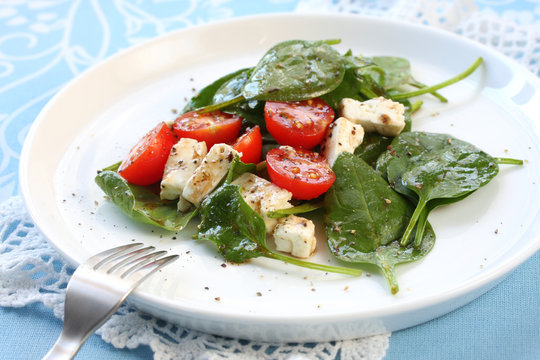 Spinach, Goat Cheese And Tomato Salad