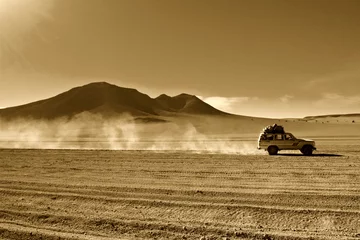 Deurstickers natuurlijke achtergrond, jeep in de woestijn van Bolivia © tiero