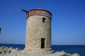 torre di controllo in riva al mare