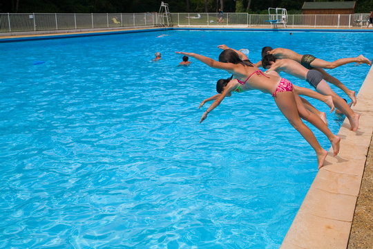 enfants plongeant dans une piscine
