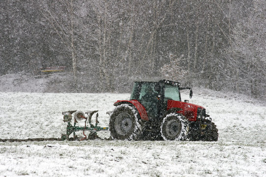 Traktor im Schneesturm