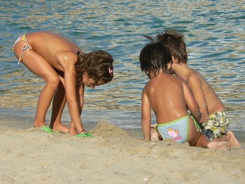 Enfants jouant dans le sable