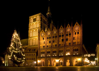 Rathaus Stralsund bei Nacht