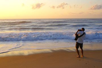 Obraz premium Man taking photo of sunrise