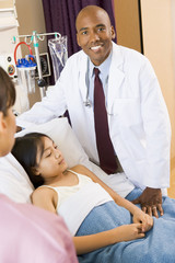 Obraz premium Doctor Standing In Hospital Room With Patient