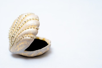 Ceramic shell-shaped ring holder
