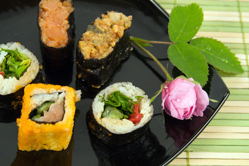 Plate from a susi and roll with rose