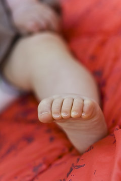 pied nu de b&eacute;b&eacute; en gros plan apprendre &agrave; marcher