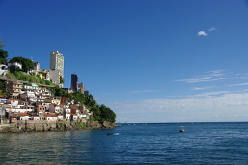 Fototapeta premium Maisons sur colline descendant ver la mer, Bahia, Brésil.