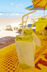 Caipirinha avec paille face à la mer.Brésil.