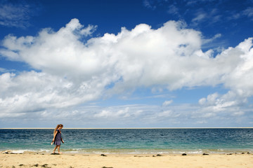 Fototapeta na wymiar Enfant dans paysage mer, ciel bleu et nuage