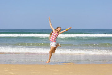 Jeune fille sautant de joie