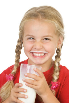 ein kleines m&auml;dchen lachend milch und einem milchbart