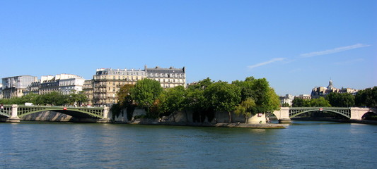 le mois d'aout à paris