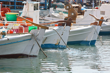Fototapeta na wymiar W Sterns trzech rybackich łodzi, Grecja
