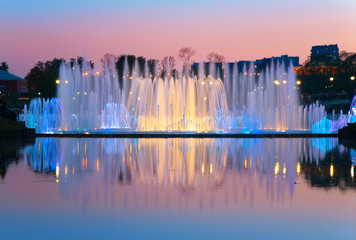 Naklejka premium shined fountain on sunset