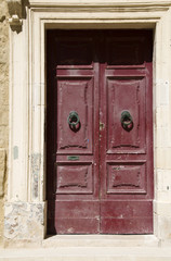Fototapeta na wymiar malta średniowieczne drewniane drzwi architektury starożytny pałac