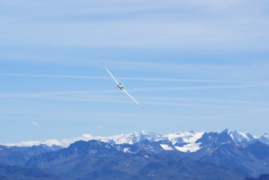 Segelflieger in den Alpen