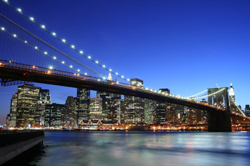 Fototapeta na wymiar Brooklyn Bridge i Manhattan Skyline At Night, New York City