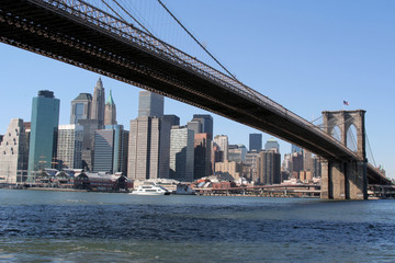 Fototapeta na wymiar Brooklyn Bridge i Manhattan skyline na jasnych dni Niebieskim