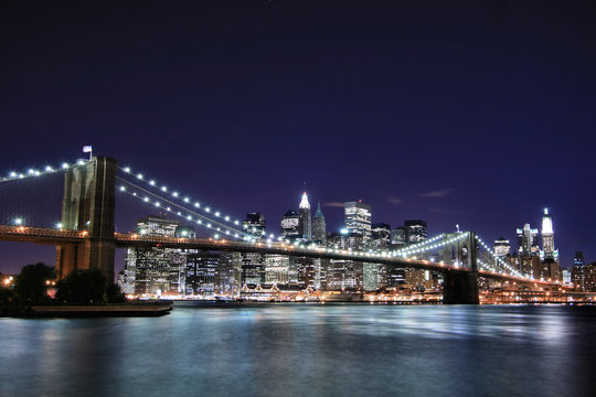Fototapeta Brooklyn Bridge and Manhattan skyline At Night, New York City