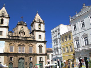 Obraz premium Eglise baroque et immeubles, place de Bahia, Brésil.