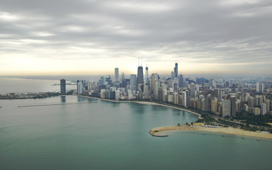 Fototapeta na wymiar Mistrzowski zdjęcia z Chicago skyline z zachmurzonego nieba