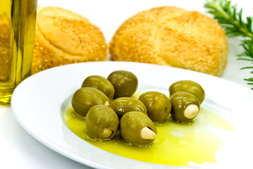 Oliven Snack mit Brötchen,Knoblauch-Füllung