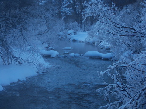 rivi&egrave;re en iver sous la neige