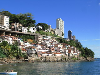 Fototapeta na wymiar Domy w dół wzgórza w kierunku morza, Bahia w Brazylii.