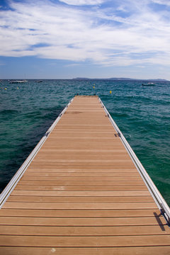 le ponton de la plage du canadel sur la côte d'azur