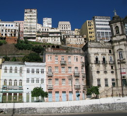 Fototapeta na wymiar Façades d'immeubles et maisons colorés, Bahia, Brésil.