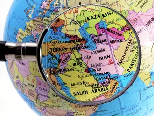 Keuken foto achterwand Midden-Oosten Close-up van de kaart van het Midden-Oosten gezien door vergrootglas