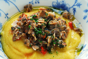 Caciucco di arselle con polenta - Primi Toscana