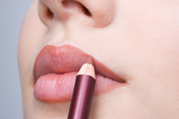 make up, applying lips contour