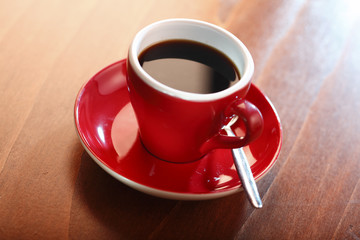 Frisch gebrühter Kaffee in roter Tasse