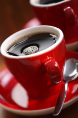 Frisch gebrühter Kaffee in roter Tasse