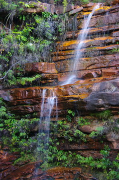Cascade sur une montagne.